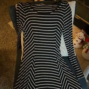 Flattering flare dress that falls at the knees (5’7”)